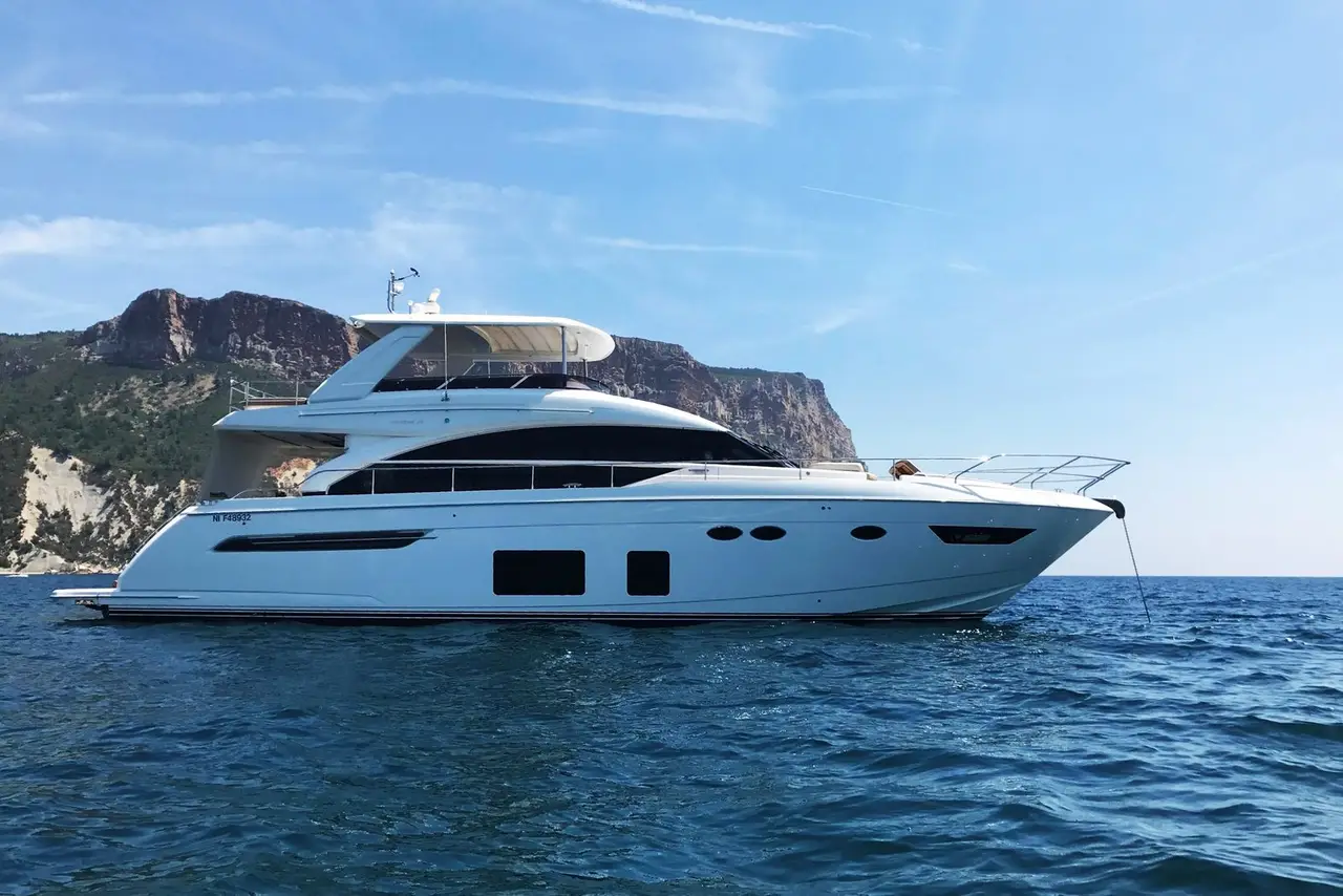 Princess 68 Fly, cubierta de popa — Alquiler De Yates Barcelona, Barcelona. Cubierta flybridge amplia para días activos en la costa