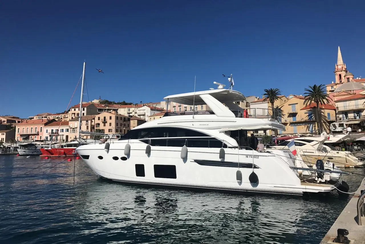 Princess 68 Fly, salón — Alquiler De Yates Barcelona, Barcelona. Cubierta flybridge amplia para días activos en la costa