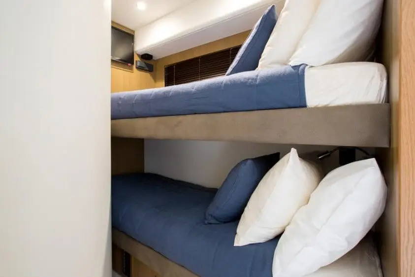 Princess 68 Fly, flybridge — Alquiler De Yates Barcelona, Barcelona. Cubierta flybridge amplia para días activos en la costa