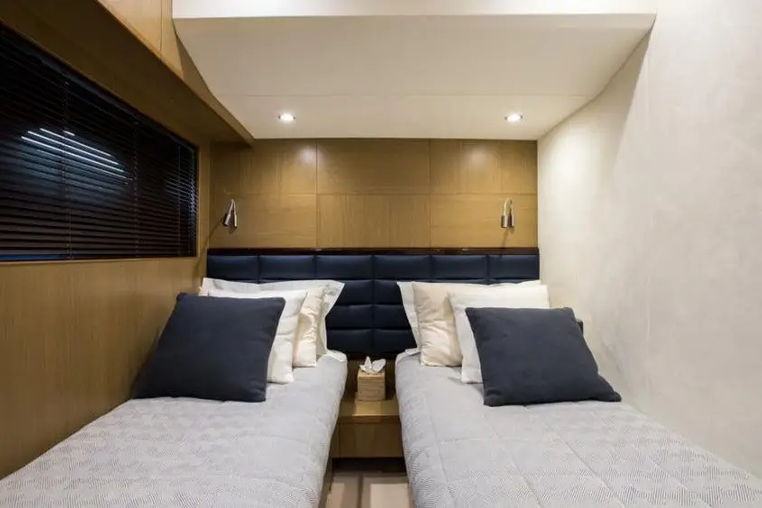 Princess 68 Fly, exterior — Alquiler De Yates Barcelona, Barcelona. Cubierta flybridge amplia para días activos en la costa