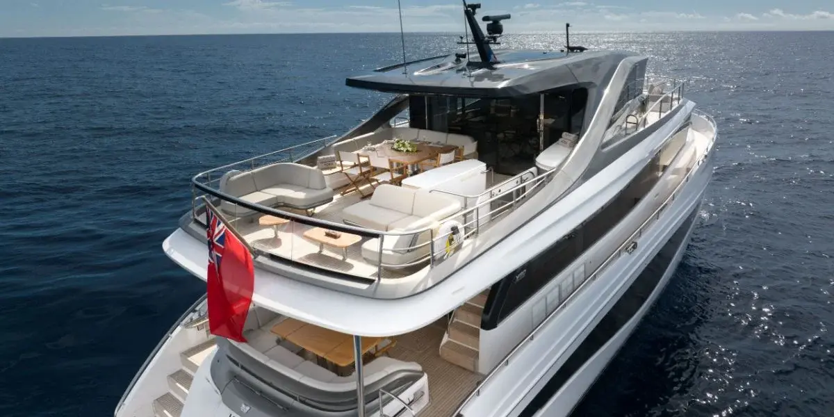 Princess Y80, exterior — Alquiler De Yates Barcelona, Barcelona. Veinticinco metros de calma frente a Sitges