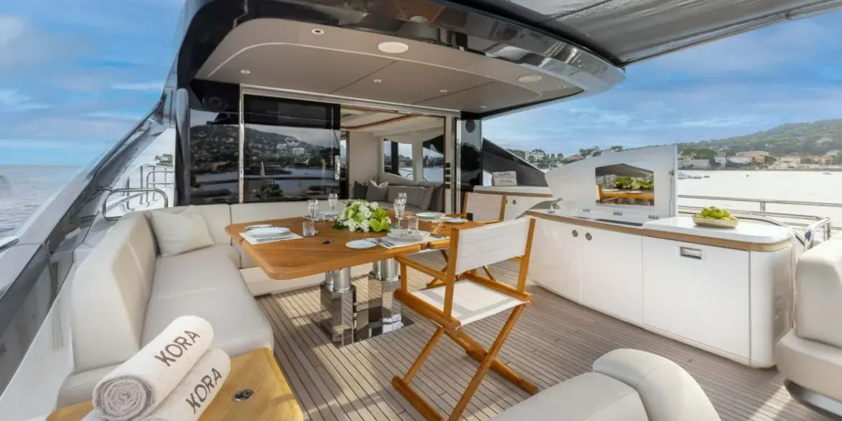 Princess Y80, flybridge — Alquiler De Yates Barcelona, Barcelona. Veinticinco metros de calma frente a Sitges