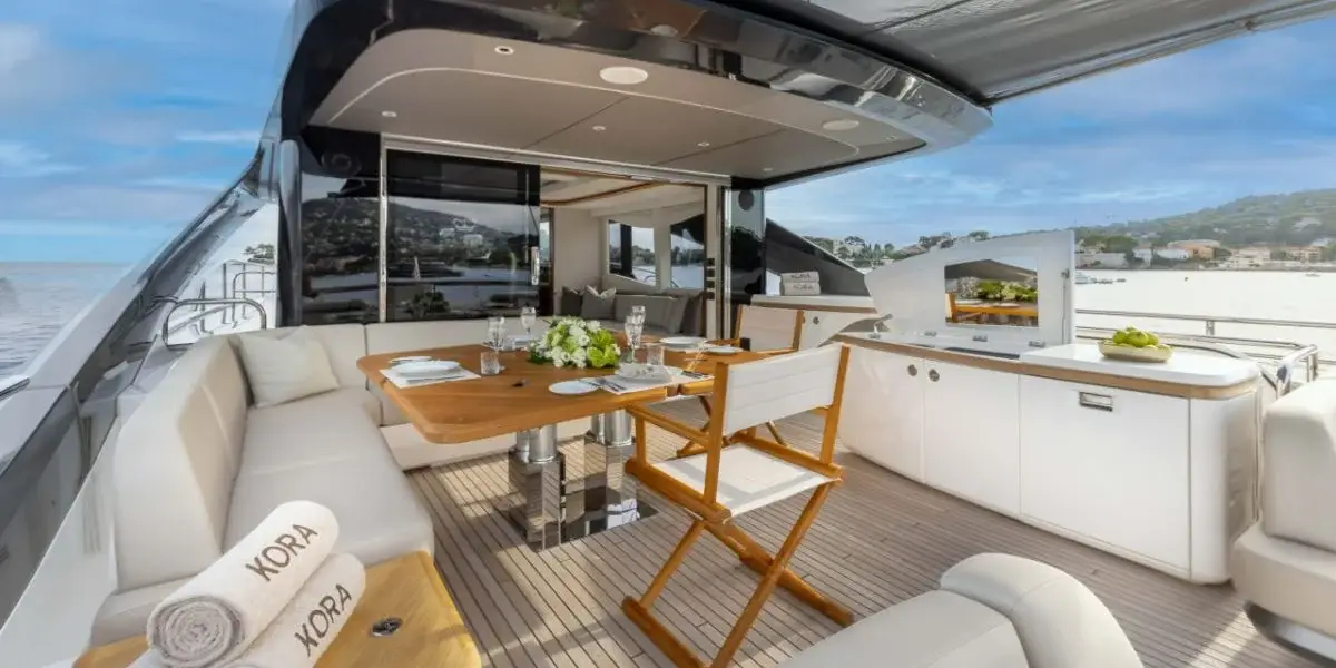 Princess Y80, flybridge — Alquiler De Yates Barcelona, Barcelona. Veinticinco metros de calma frente a Sitges