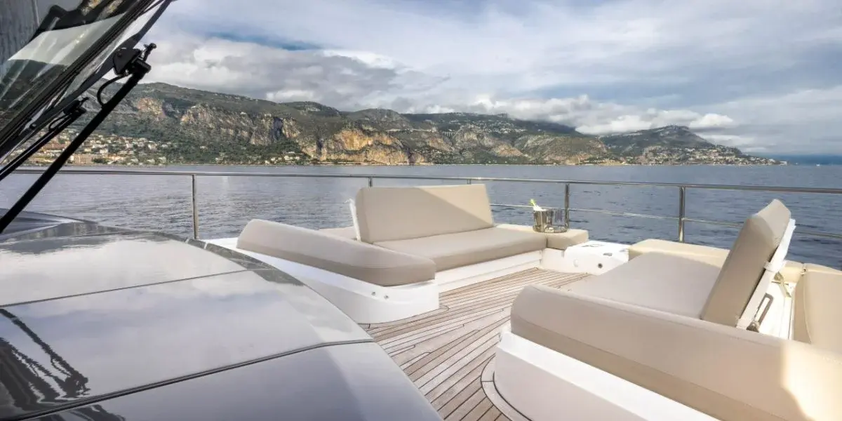 Princess Y80, exterior — Alquiler De Yates Barcelona, Barcelona. Veinticinco metros de calma frente a Sitges