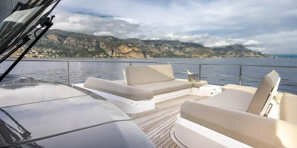 Princess Y80, exterior — Alquiler De Yates Barcelona, Barcelona. Veinticinco metros de calma frente a Sitges