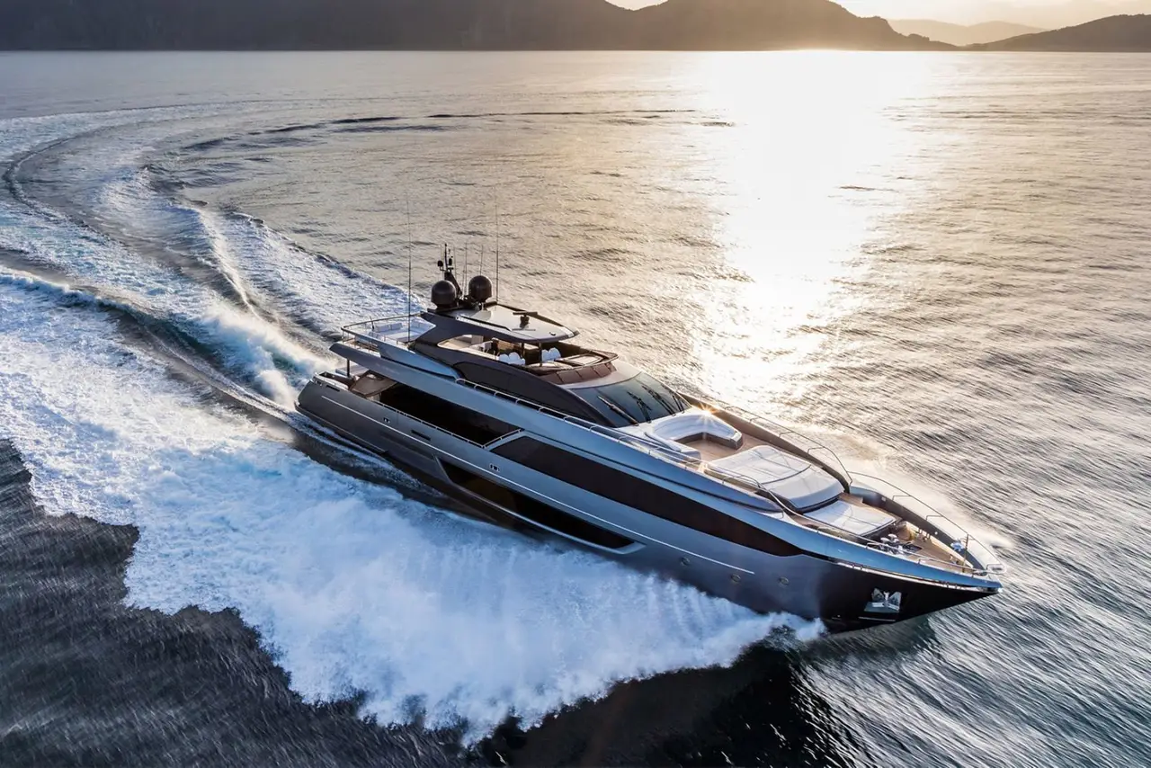 Riva 110, exterior — Alquiler De Yates Barcelona, Barcelona. Casco deportivo italiano para cinco cabinas y doce invitados