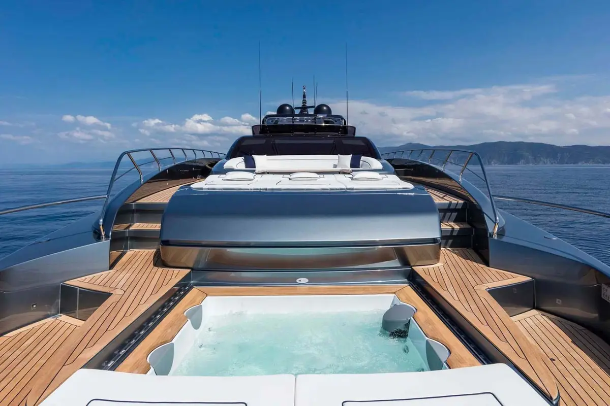 Riva 110, cubierta principal — Alquiler De Yates Barcelona, Barcelona. Casco deportivo italiano para cinco cabinas y doce invitados