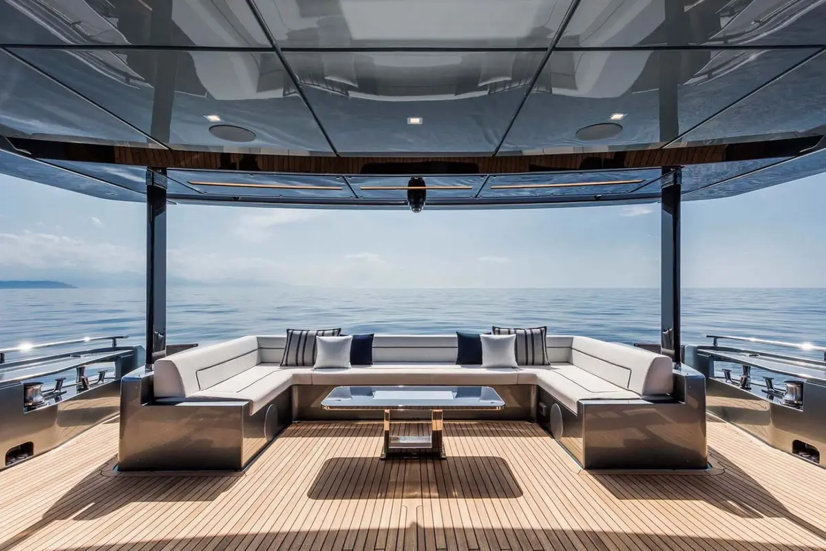 Riva 110, cubierta de popa — Alquiler De Yates Barcelona, Barcelona. Casco deportivo italiano para cinco cabinas y doce invitados