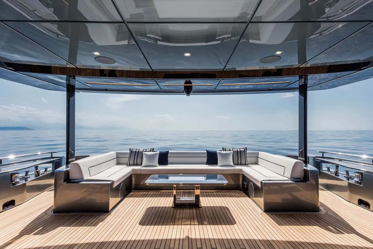 Riva 110, cubierta de popa — Alquiler De Yates Barcelona, Barcelona. Casco deportivo italiano para cinco cabinas y doce invitados