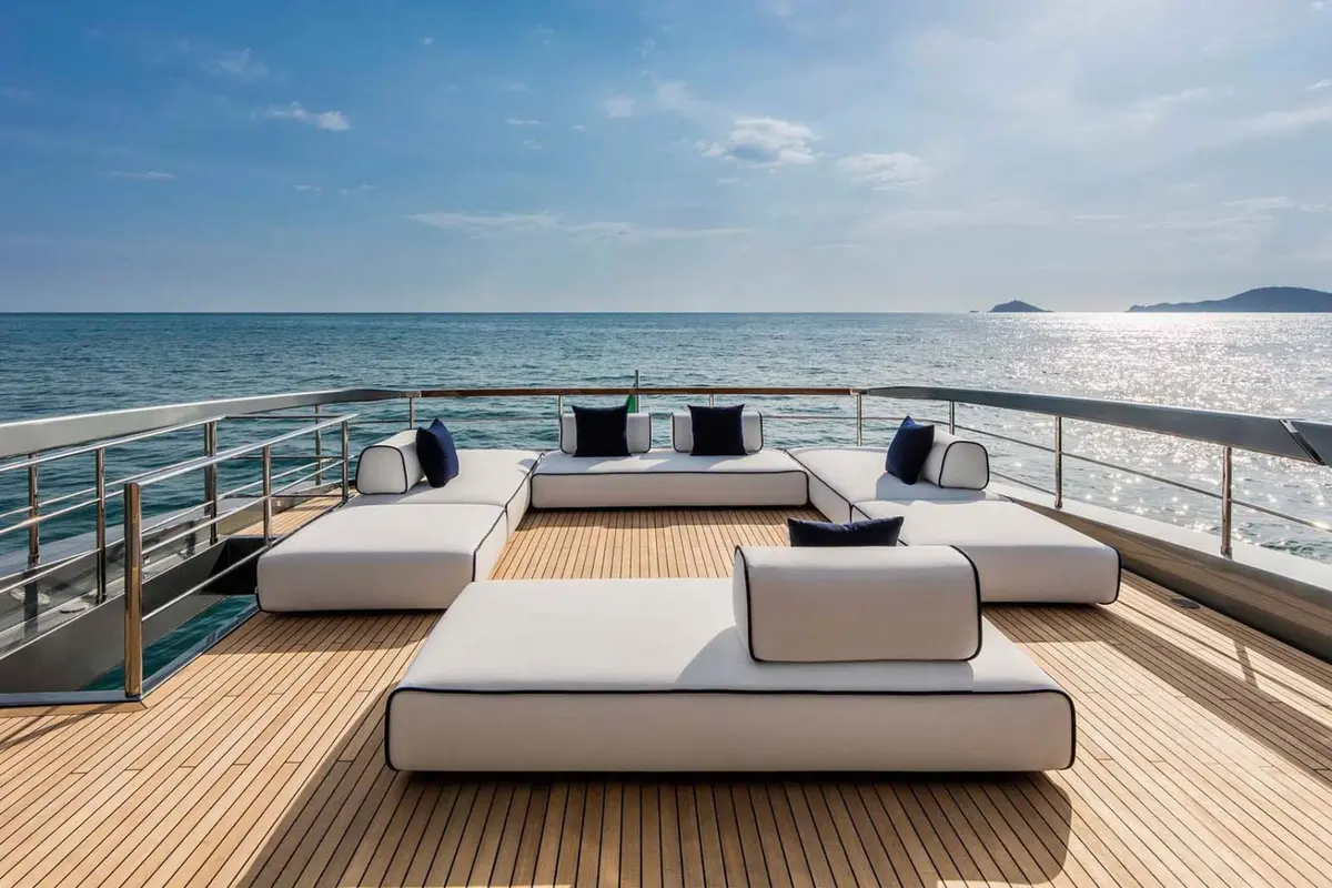 Riva 110, salón — Alquiler De Yates Barcelona, Barcelona. Casco deportivo italiano para cinco cabinas y doce invitados