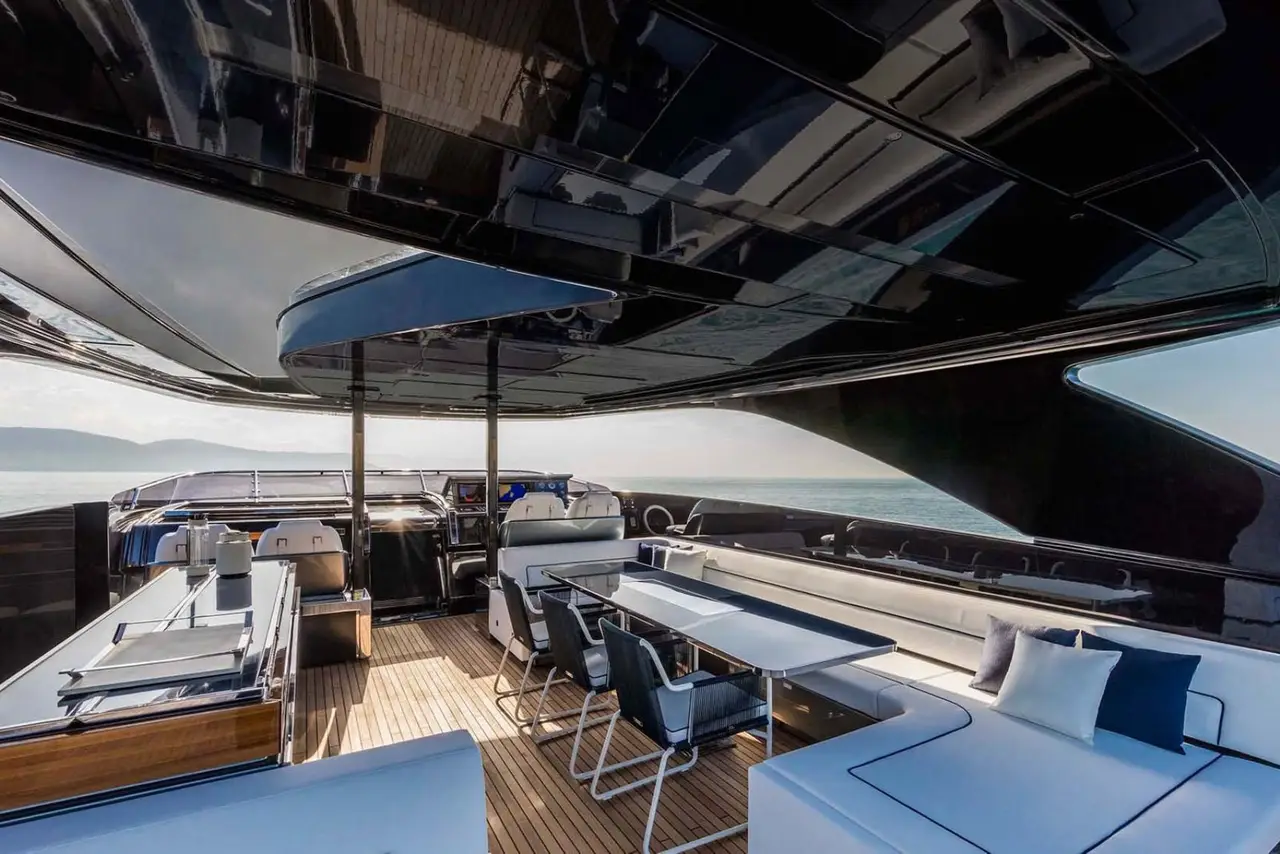 Riva 110, camarote principal — Alquiler De Yates Barcelona, Barcelona. Casco deportivo italiano para cinco cabinas y doce invitados