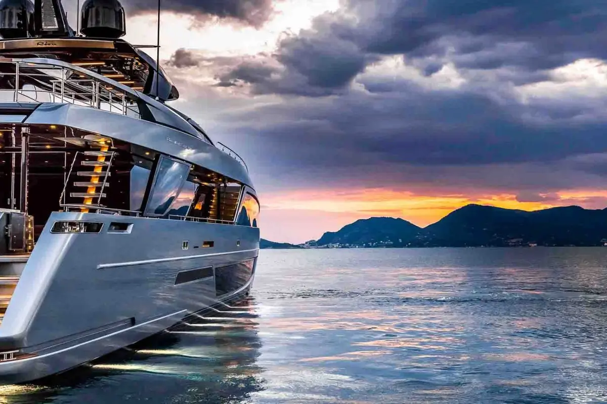 Riva 110, flybridge — Alquiler De Yates Barcelona, Barcelona. Casco deportivo italiano para cinco cabinas y doce invitados