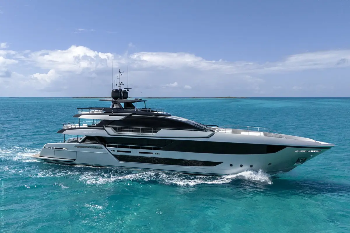 Riva 130 — Alquiler De Yates Barcelona, Barcelona. Diseño italiano de 40 metros para navegar la bahía