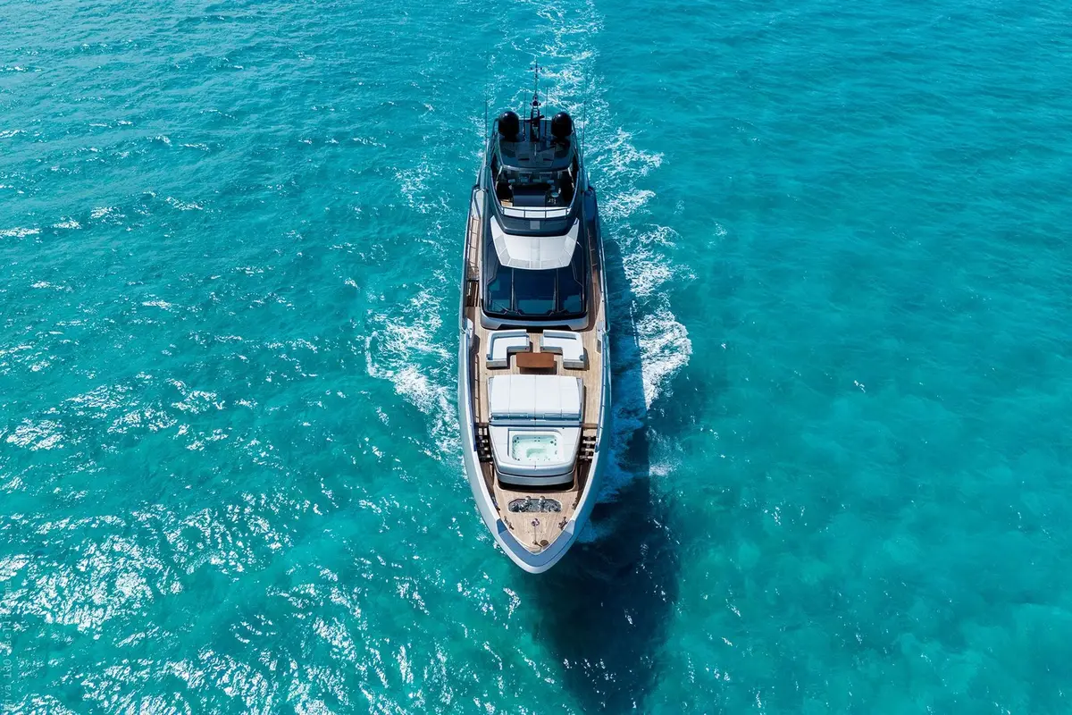 Riva 130, cubierta principal — Alquiler De Yates Barcelona, Barcelona. Diseño italiano de 40 metros para navegar la bahía