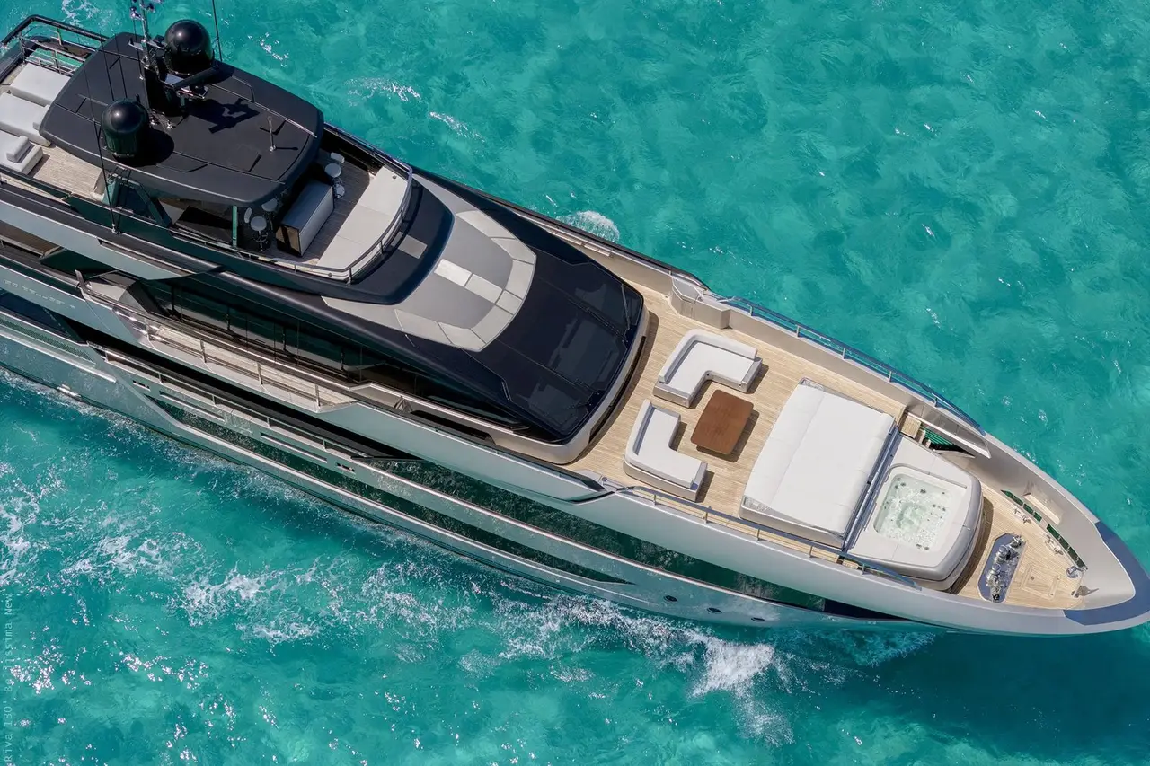 Riva 130, cubierta de popa — Alquiler De Yates Barcelona, Barcelona. Diseño italiano de 40 metros para navegar la bahía
