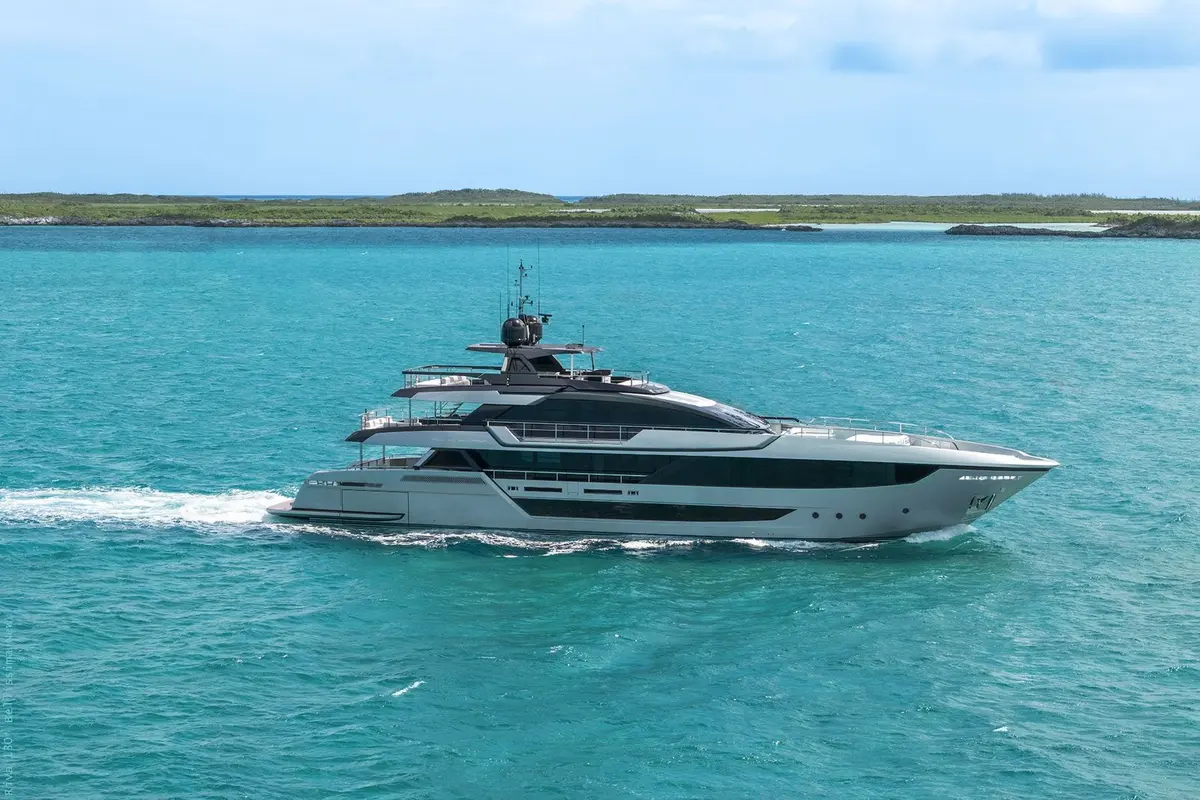 Riva 130, salón — Alquiler De Yates Barcelona, Barcelona. Diseño italiano de 40 metros para navegar la bahía