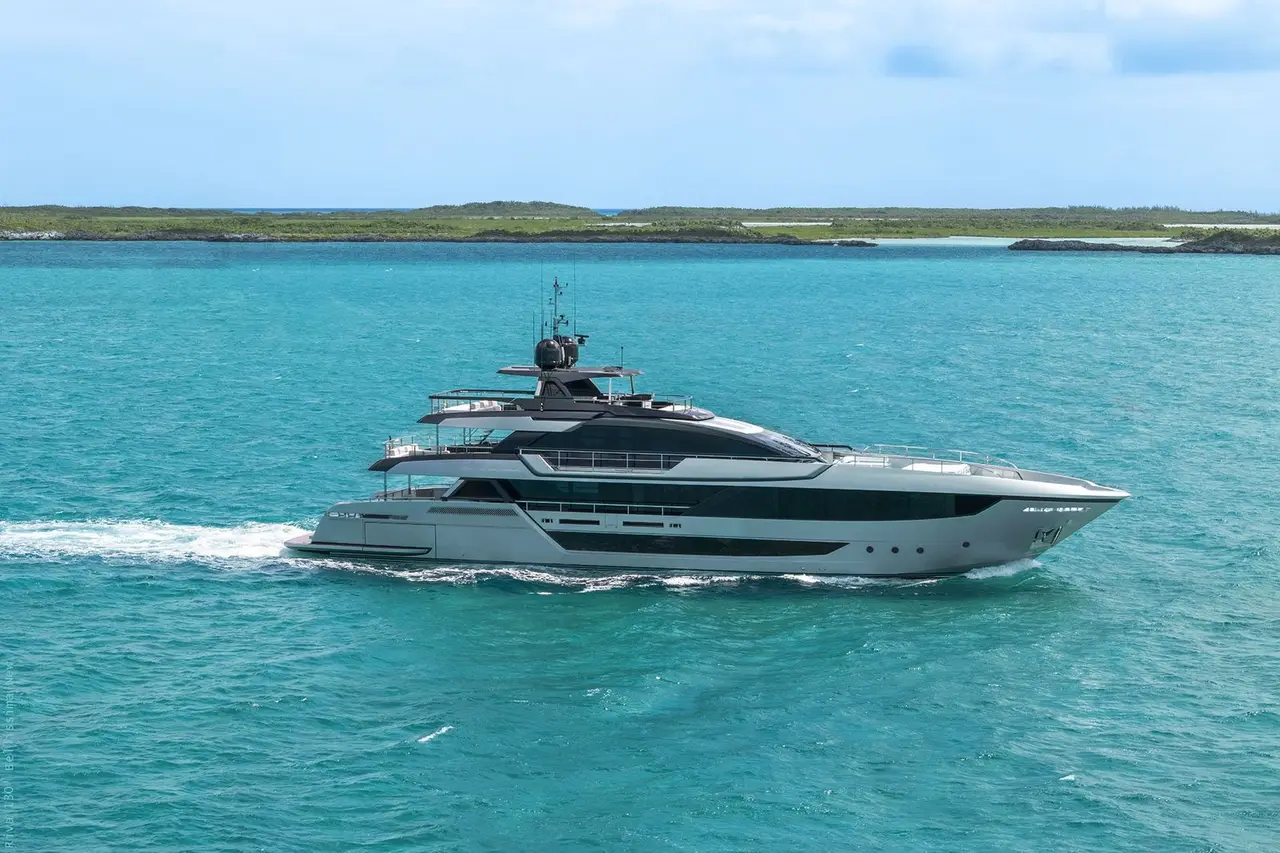 Riva 130, salón — Alquiler De Yates Barcelona, Barcelona. Diseño italiano de 40 metros para navegar la bahía