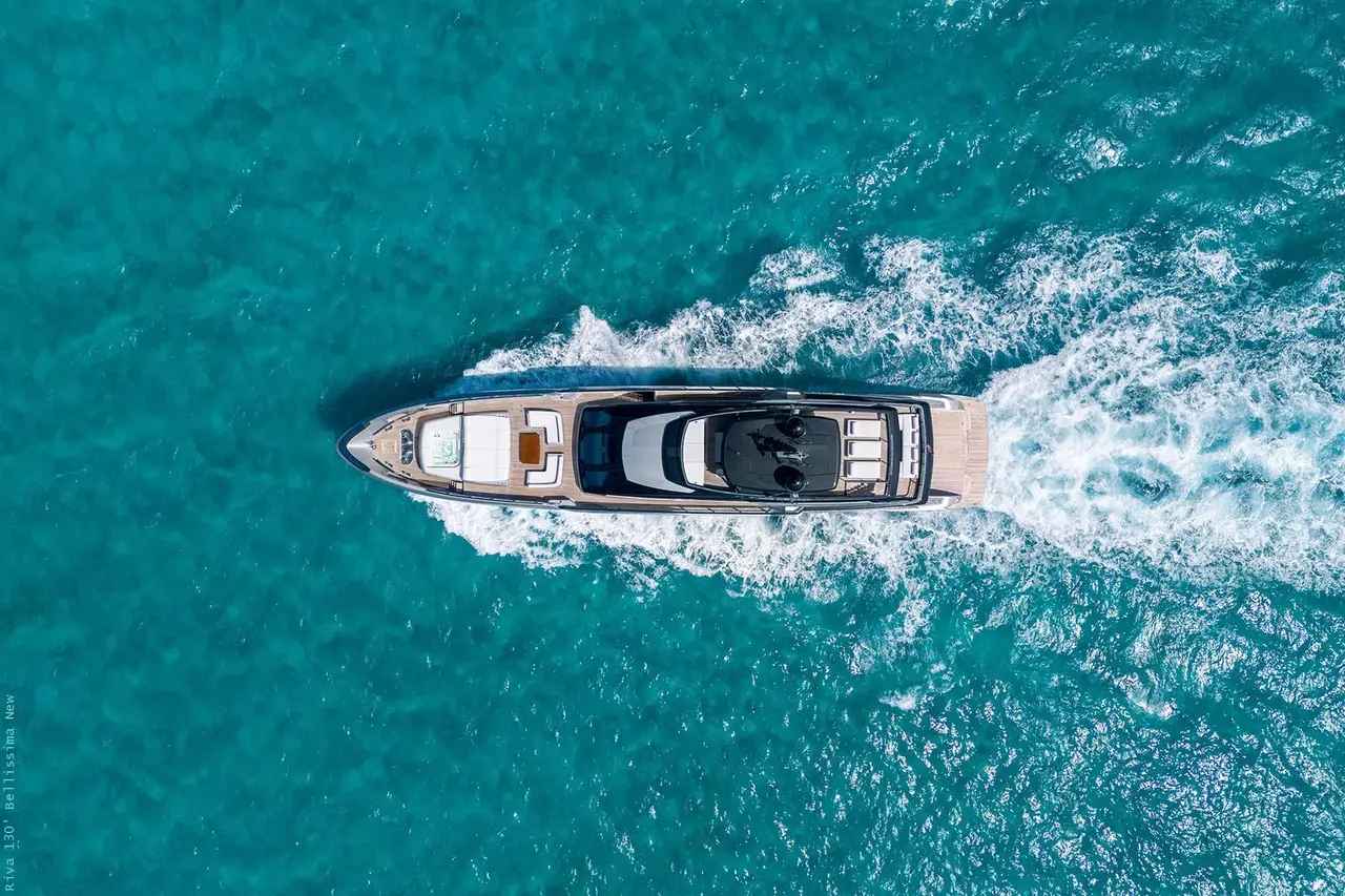 Riva 130, camarote principal — Alquiler De Yates Barcelona, Barcelona. Diseño italiano de 40 metros para navegar la bahía