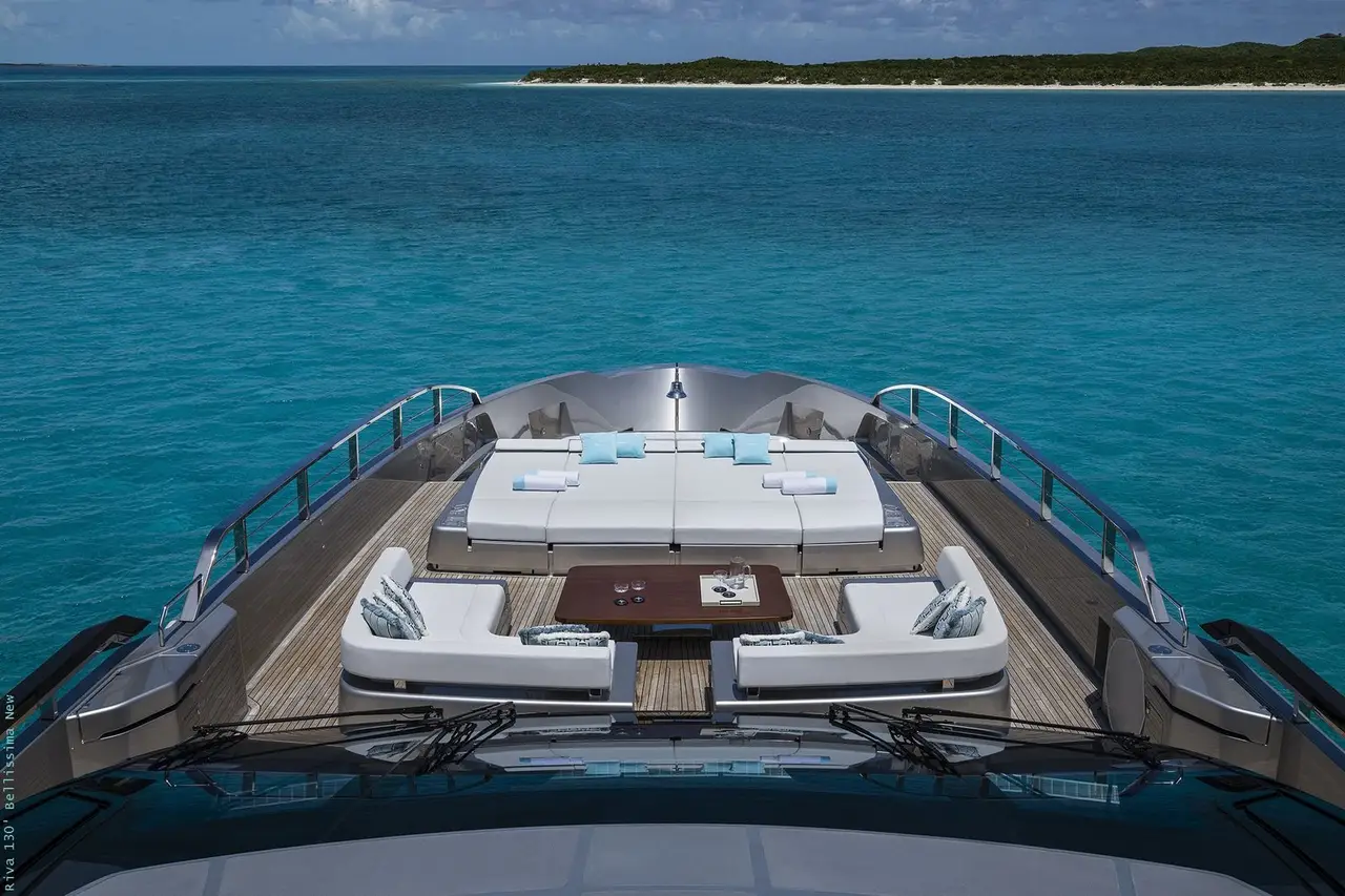 Riva 130, flybridge — Alquiler De Yates Barcelona, Barcelona. Diseño italiano de 40 metros para navegar la bahía