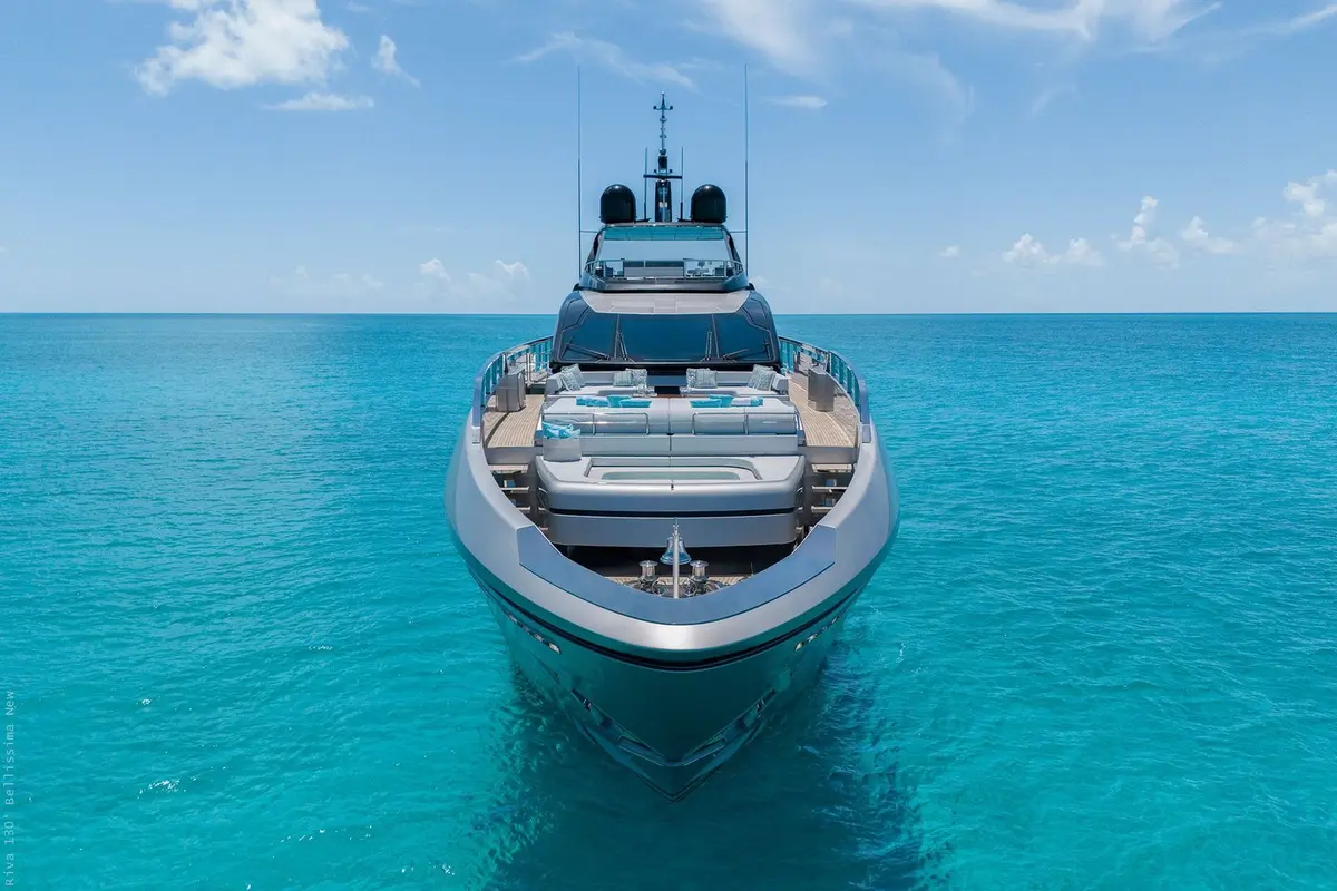 Riva 130, exterior — Alquiler De Yates Barcelona, Barcelona. Diseño italiano de 40 metros para navegar la bahía