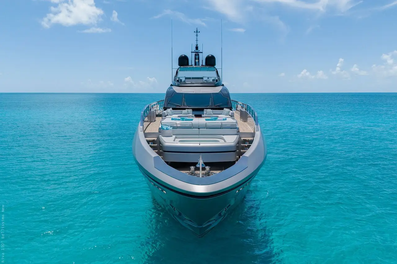 Riva 130, exterior — Alquiler De Yates Barcelona, Barcelona. Diseño italiano de 40 metros para navegar la bahía