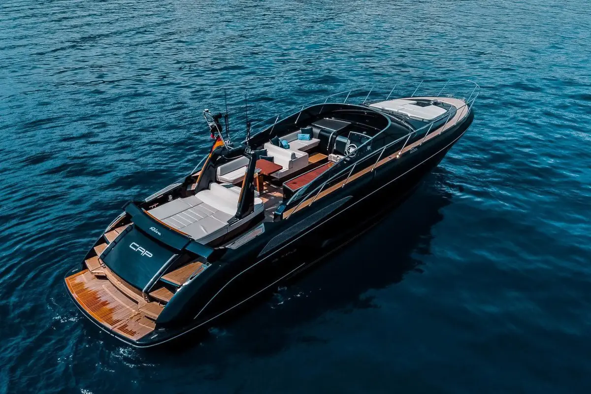 Riva 56 Rivale — Alquiler De Yates Barcelona, Barcelona. Líneas deportivas italianas para días rápidos en la bahía
