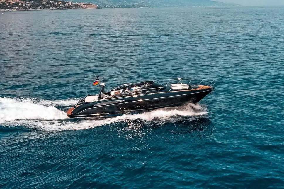 Riva 56 Rivale, exterior — Alquiler De Yates Barcelona, Barcelona. Líneas deportivas italianas para días rápidos en la bahía