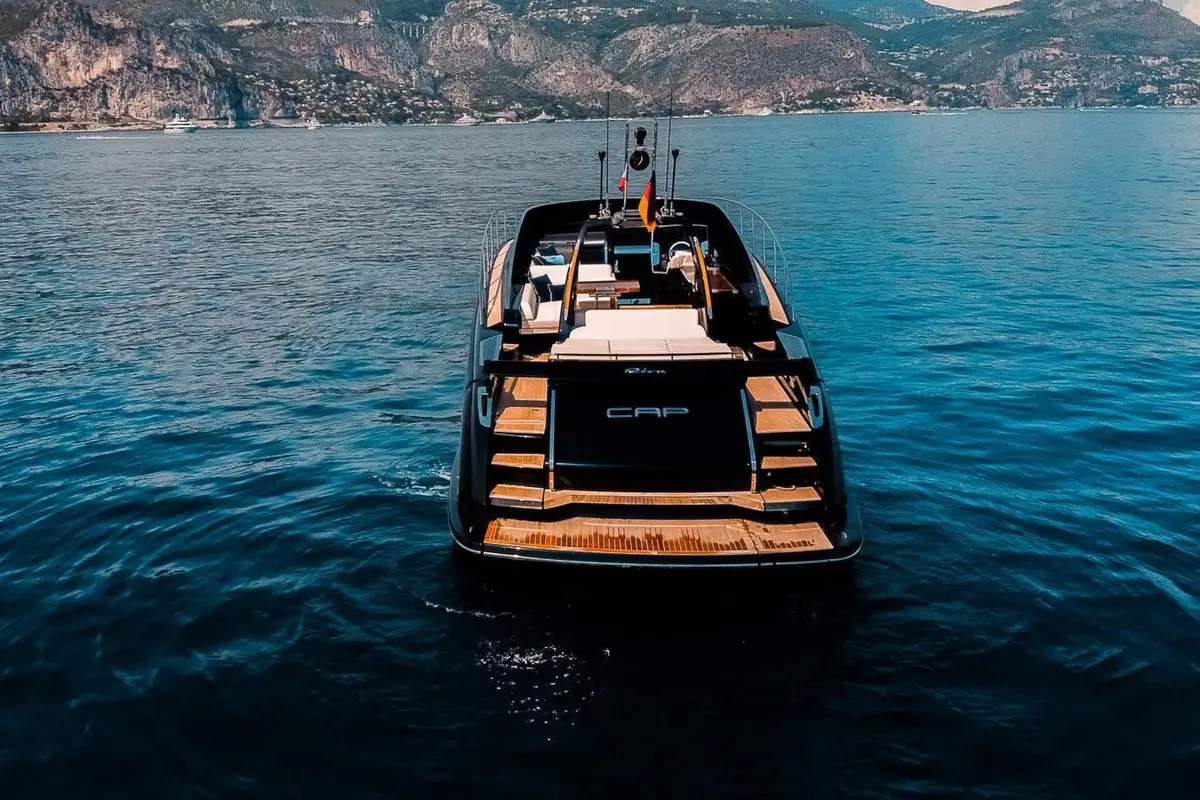 Riva 56 Rivale, cubierta principal — Alquiler De Yates Barcelona, Barcelona. Líneas deportivas italianas para días rápidos en la bahía