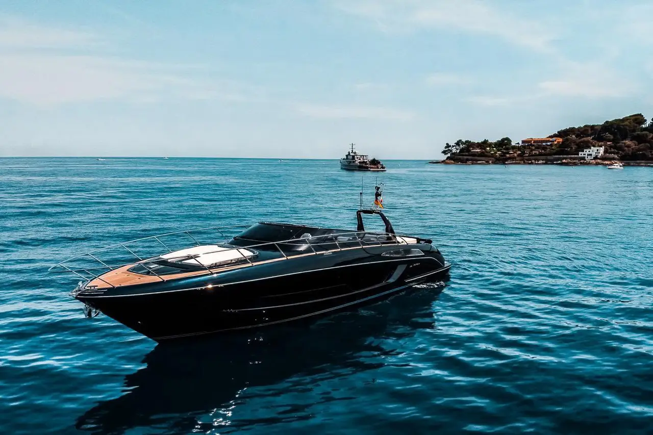 Riva 56 Rivale, cubierta de popa — Alquiler De Yates Barcelona, Barcelona. Líneas deportivas italianas para días rápidos en la bahía