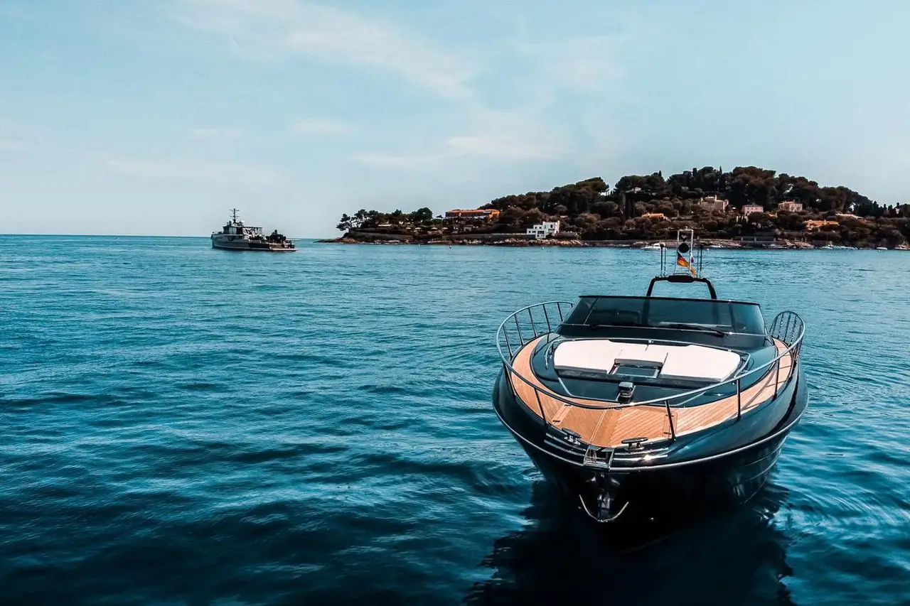Riva 56 Rivale, salón — Alquiler De Yates Barcelona, Barcelona. Líneas deportivas italianas para días rápidos en la bahía