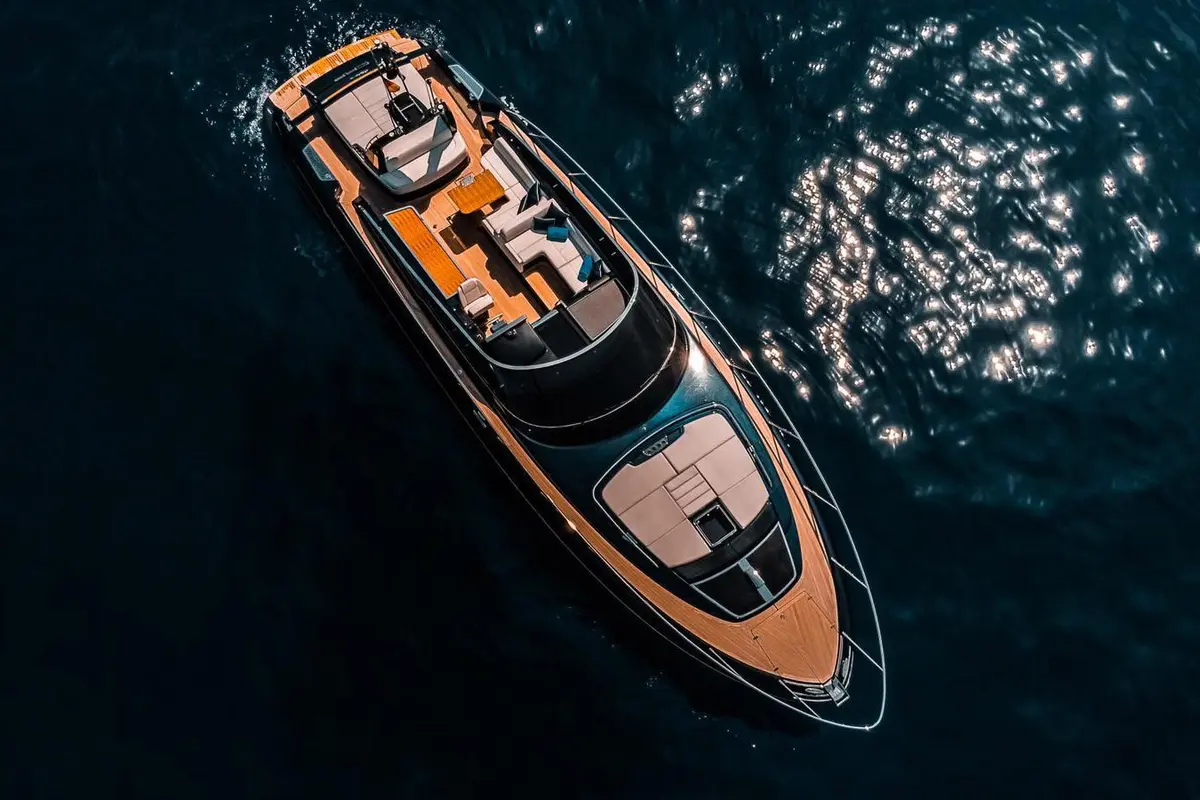 Riva 56 Rivale, camarote principal — Alquiler De Yates Barcelona, Barcelona. Líneas deportivas italianas para días rápidos en la bahía