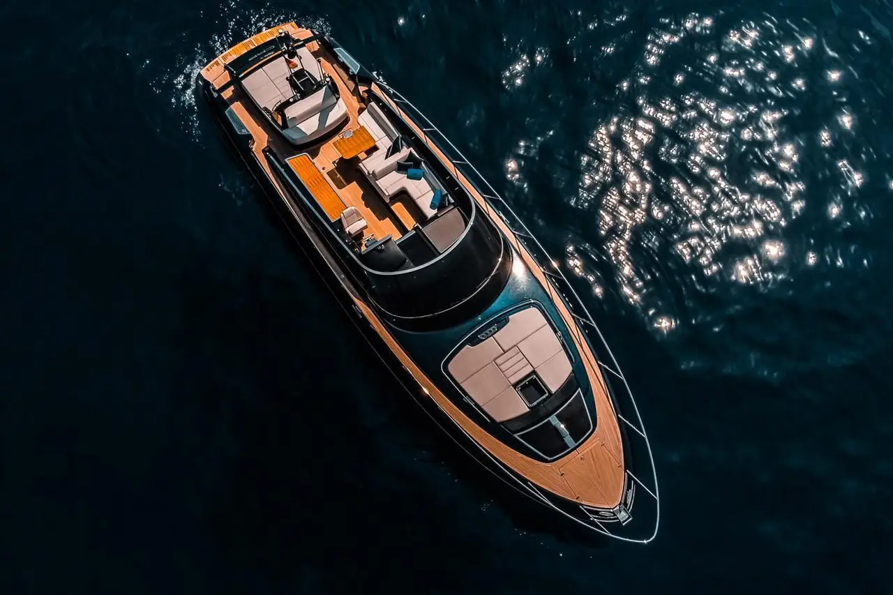 Riva 56 Rivale, camarote principal — Alquiler De Yates Barcelona, Barcelona. Líneas deportivas italianas para días rápidos en la bahía