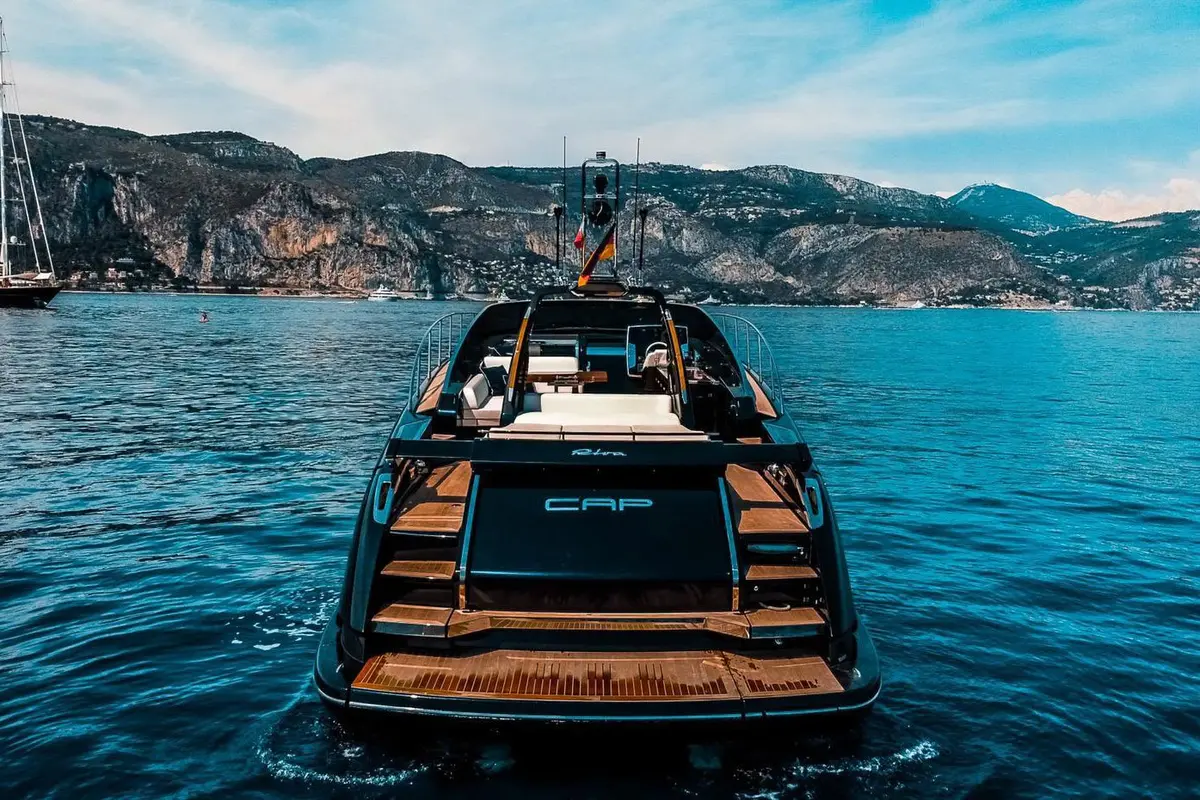 Riva 56 Rivale, flybridge — Alquiler De Yates Barcelona, Barcelona. Líneas deportivas italianas para días rápidos en la bahía