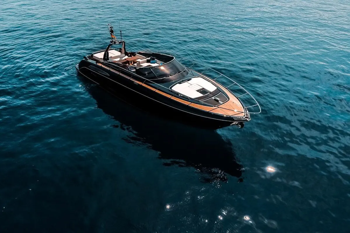 Riva 56 Rivale, exterior — Alquiler De Yates Barcelona, Barcelona. Líneas deportivas italianas para días rápidos en la bahía