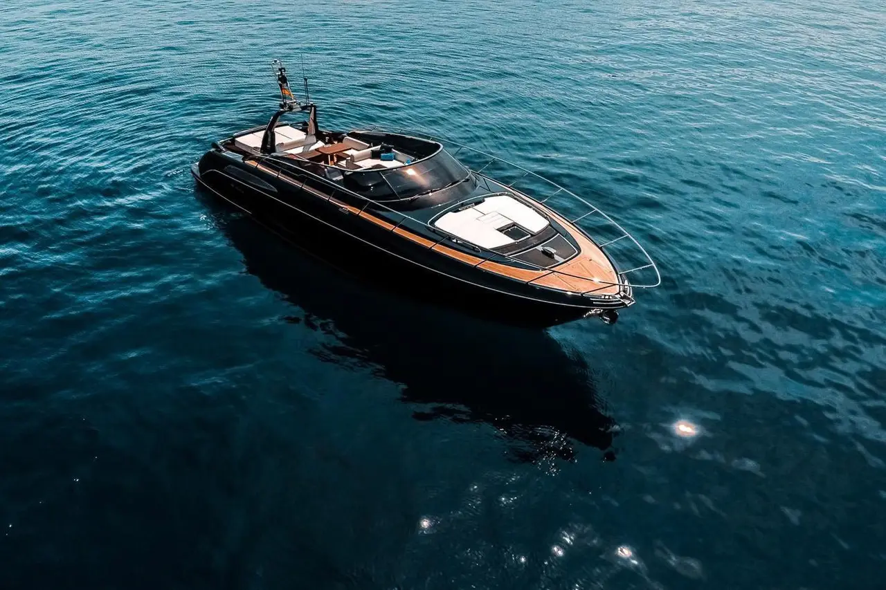 Riva 56 Rivale, exterior — Alquiler De Yates Barcelona, Barcelona. Líneas deportivas italianas para días rápidos en la bahía