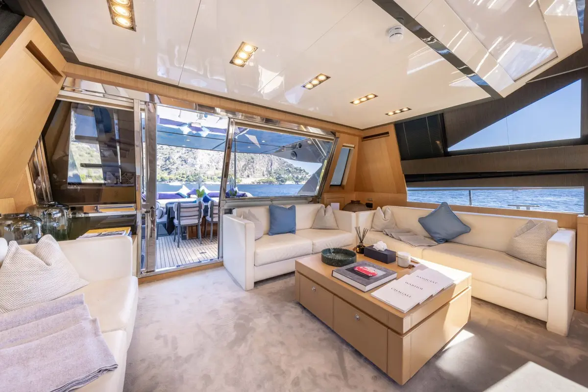 Riva 86 Domino, exterior — Alquiler De Yates Barcelona, Barcelona. Líneas italianas para bahías tranquilas y noches en cubierta