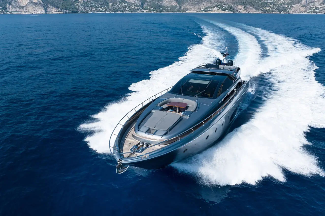Riva 86 Domino, cubierta principal — Alquiler De Yates Barcelona, Barcelona. Líneas italianas para bahías tranquilas y noches en cubierta