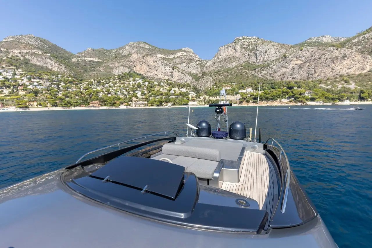 Riva 86 Domino, cubierta de popa — Alquiler De Yates Barcelona, Barcelona. Líneas italianas para bahías tranquilas y noches en cubierta