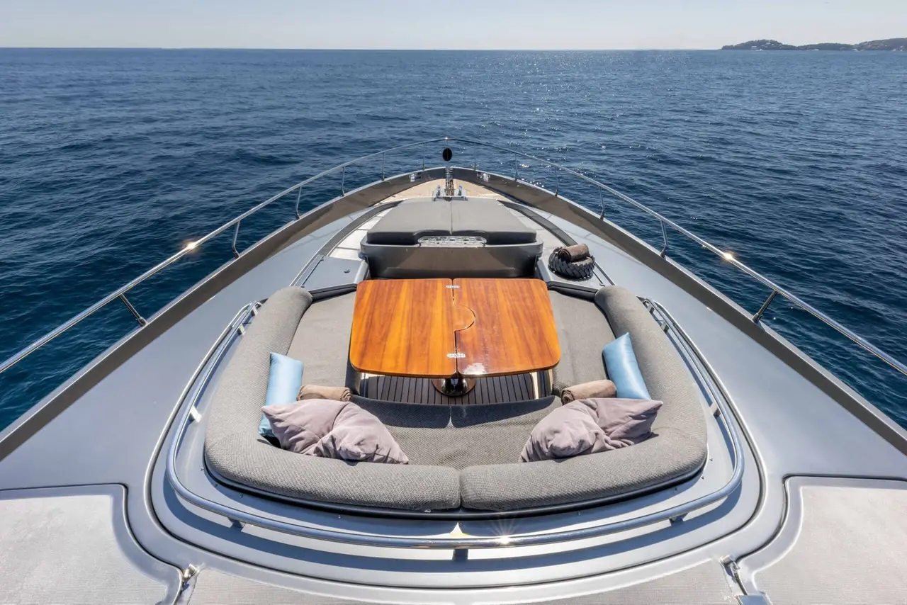 Riva 86 Domino, salón — Alquiler De Yates Barcelona, Barcelona. Líneas italianas para bahías tranquilas y noches en cubierta