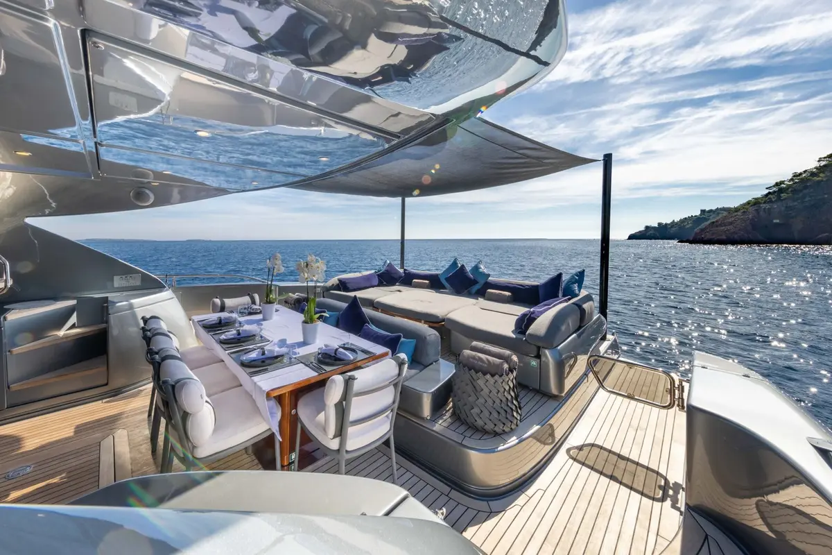 Riva 86 Domino, camarote principal — Alquiler De Yates Barcelona, Barcelona. Líneas italianas para bahías tranquilas y noches en cubierta