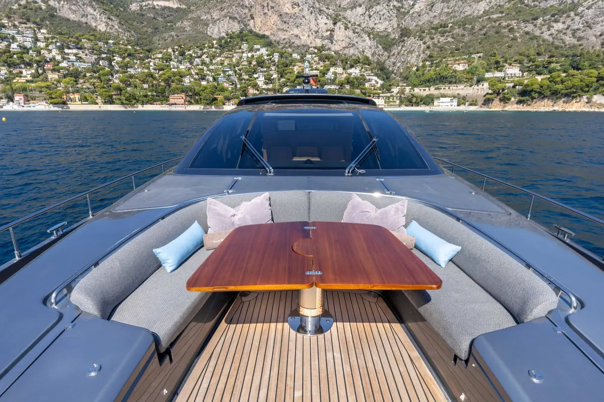Riva 86 Domino, flybridge — Alquiler De Yates Barcelona, Barcelona. Líneas italianas para bahías tranquilas y noches en cubierta