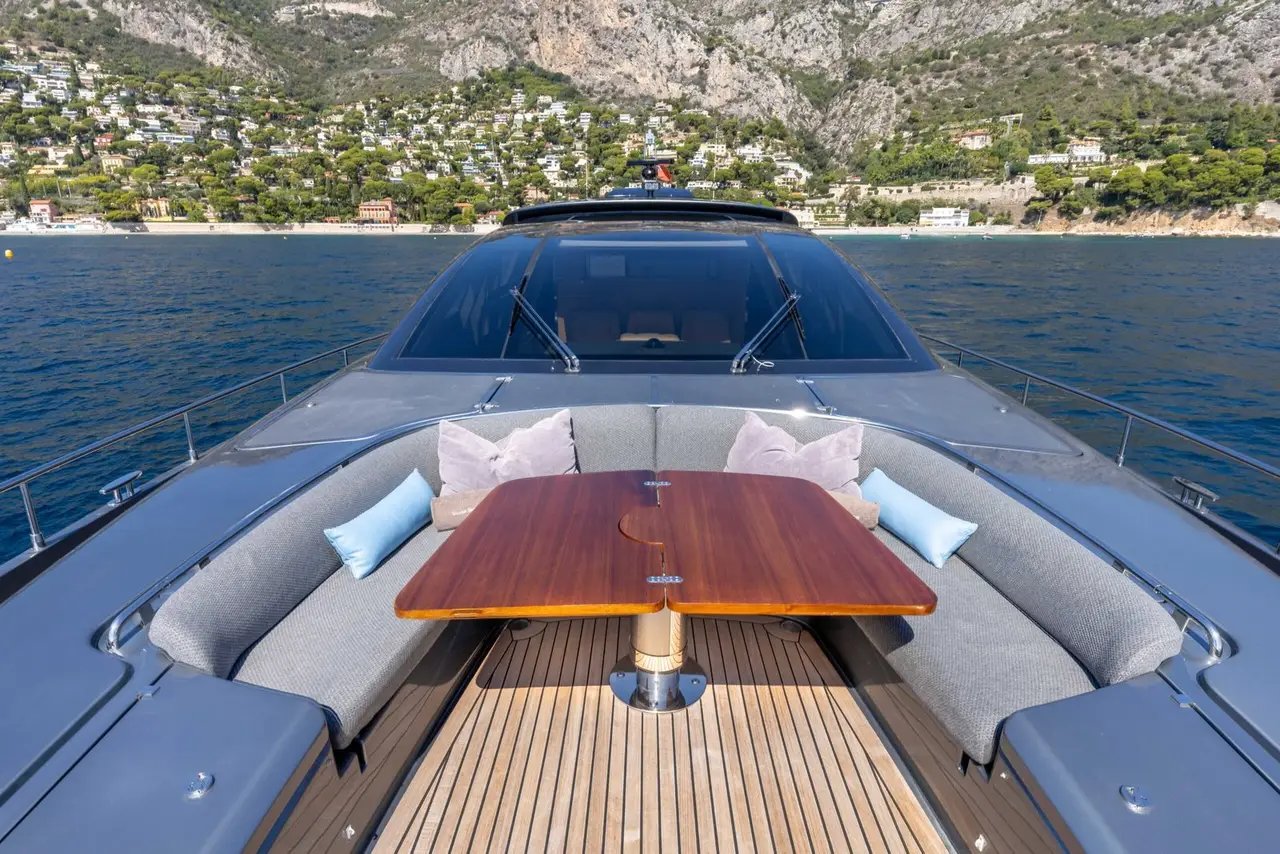 Riva 86 Domino, flybridge — Alquiler De Yates Barcelona, Barcelona. Líneas italianas para bahías tranquilas y noches en cubierta