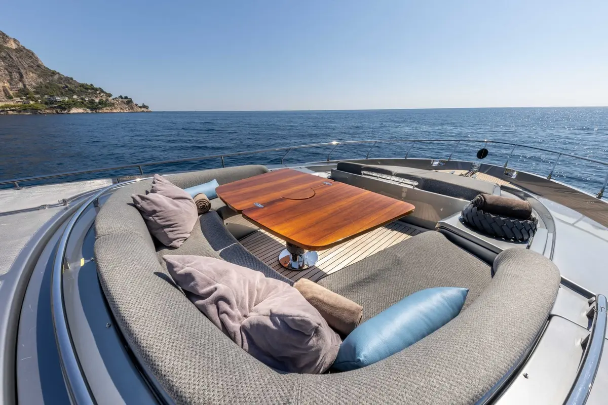 Riva 86 Domino, exterior — Alquiler De Yates Barcelona, Barcelona. Líneas italianas para bahías tranquilas y noches en cubierta