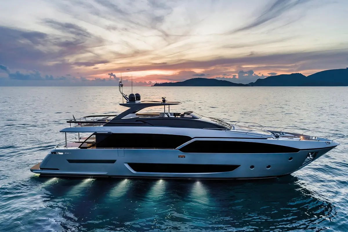 Riva 90, exterior — Alquiler De Yates Barcelona, Barcelona. Líneas italianas para una tarde en la bahía