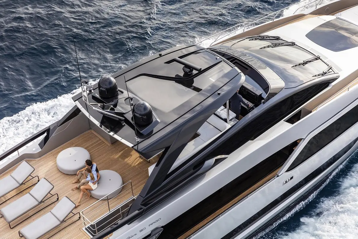 Riva 90, cubierta principal — Alquiler De Yates Barcelona, Barcelona. Líneas italianas para una tarde en la bahía