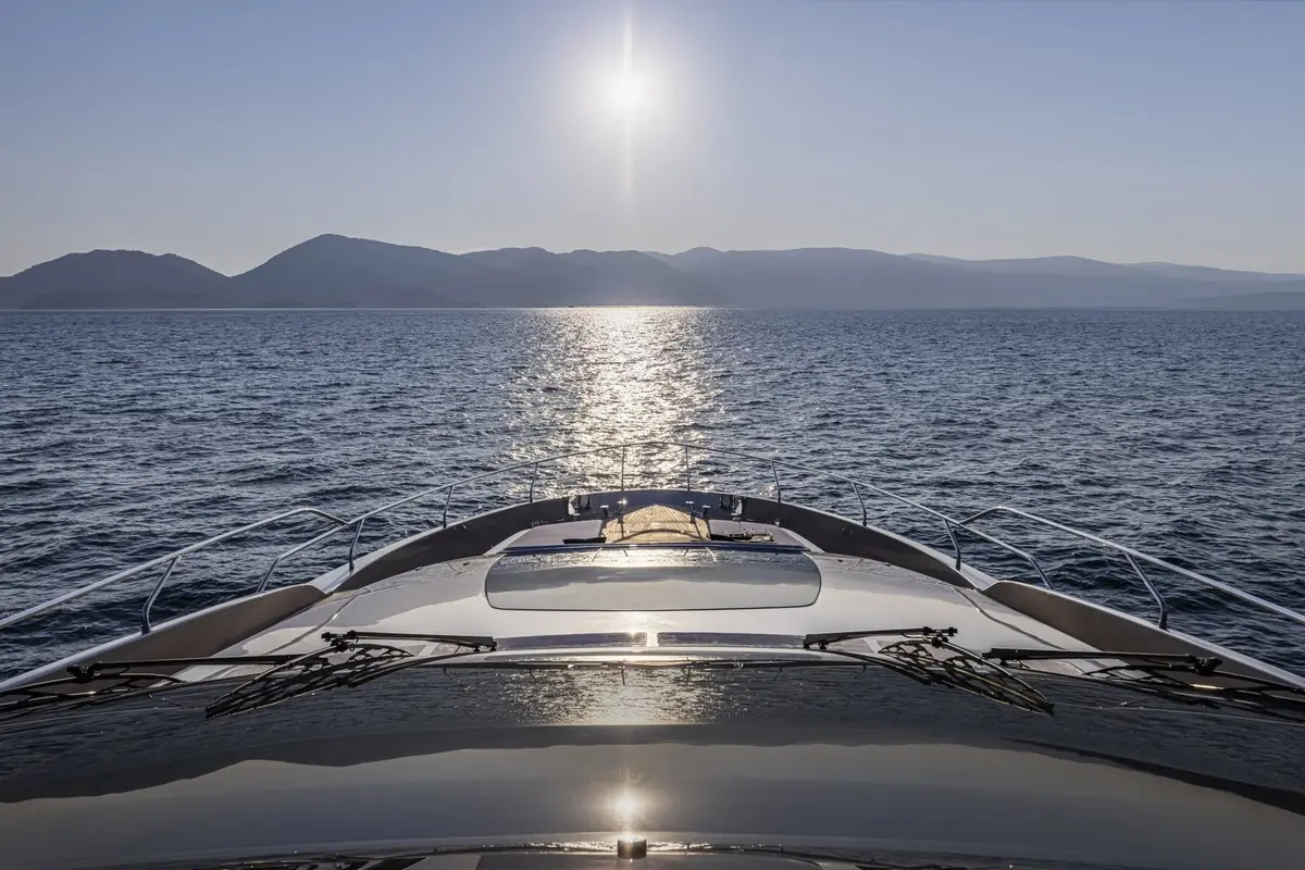 Riva 90, cubierta de popa — Alquiler De Yates Barcelona, Barcelona. Líneas italianas para una tarde en la bahía