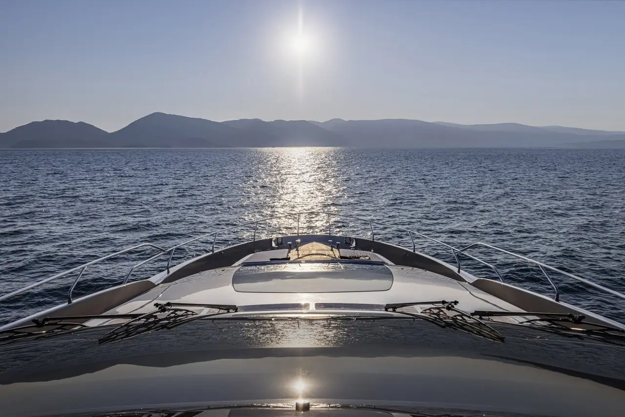 Riva 90, cubierta de popa — Alquiler De Yates Barcelona, Barcelona. Líneas italianas para una tarde en la bahía