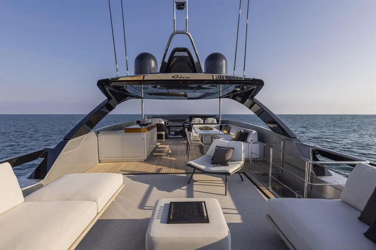 Riva 90, camarote principal — Alquiler De Yates Barcelona, Barcelona. Líneas italianas para una tarde en la bahía