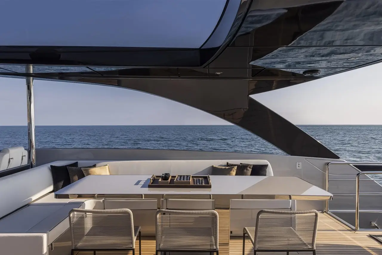 Riva 90, flybridge — Alquiler De Yates Barcelona, Barcelona. Líneas italianas para una tarde en la bahía