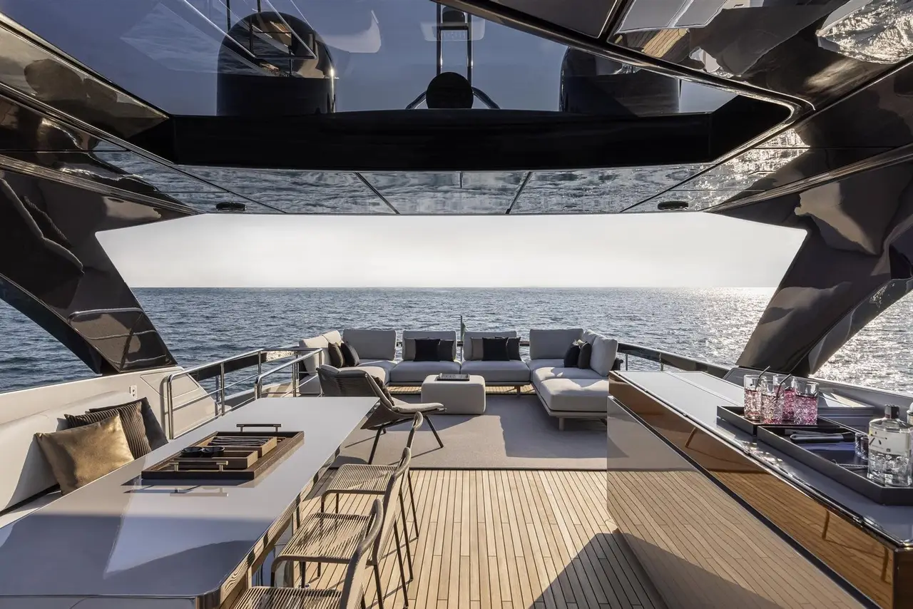 Riva 90, exterior — Alquiler De Yates Barcelona, Barcelona. Líneas italianas para una tarde en la bahía